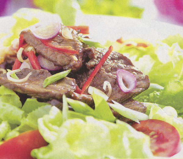 Mát ruột với salad xà lách thịt bò chua ngọt