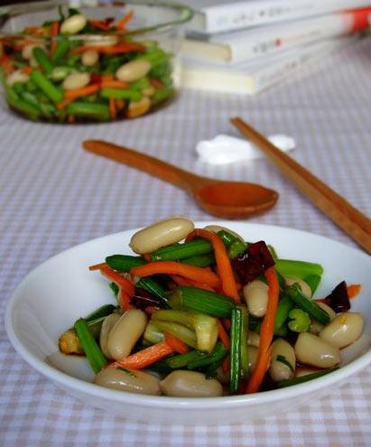 Cách làm món salad lạc cần tây ngon, lạ