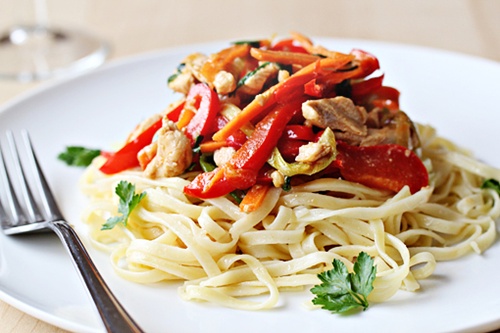 Gà xào ớt chuông: Hương vị của mùa xuân