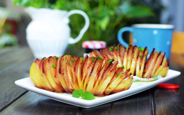Khoai tây kẹp thịt hun khói nướng thơm lừng