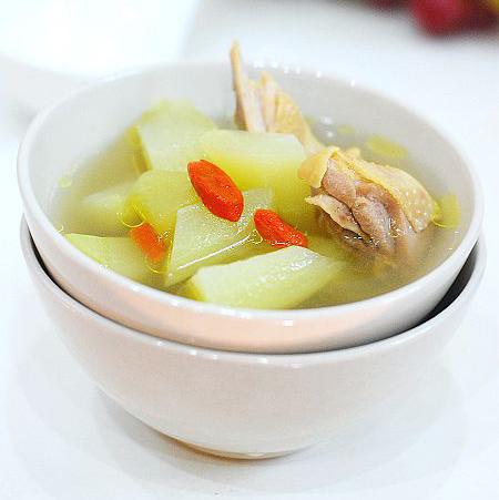 Nấu món canh gà su su