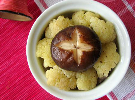 Súp lơ xào nấm hương tươi