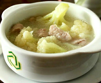 Canh sườn nấu súp lơ