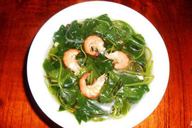 Canh rau tập tàng nấu tôm