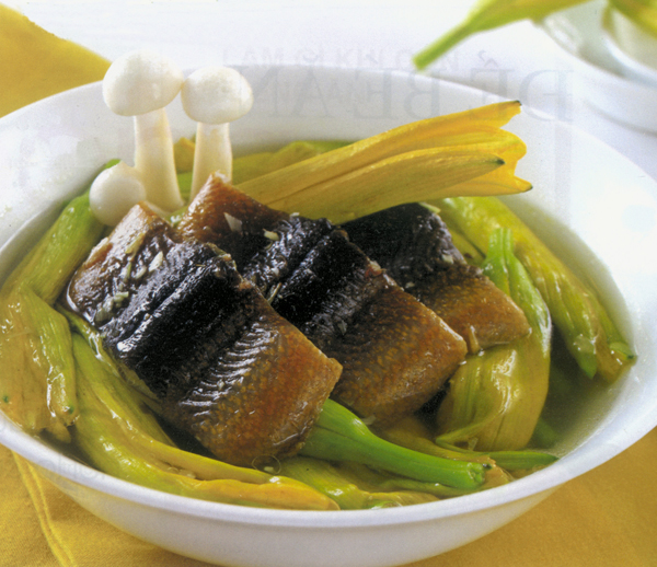 Lươn nấu bông kim châm và nấm