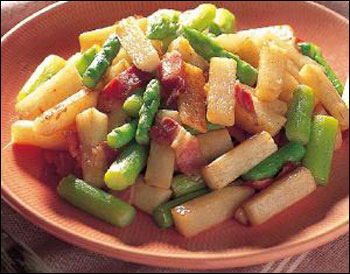 Măng tây xào với khoai tây và thịt ba rọi xông khói