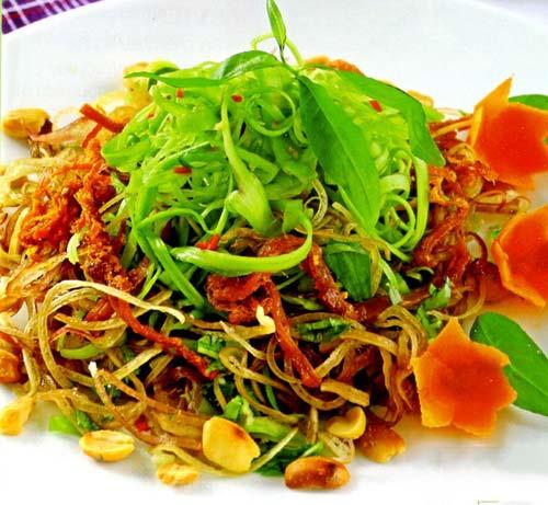 Gỏi bắp chuối, rau muống trộn khô bò